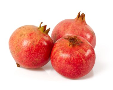 Beyaz arkaplanda izole edilmiş nar