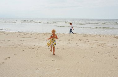 Baltık Denizi sahilindeki sevimli çocuklar.
