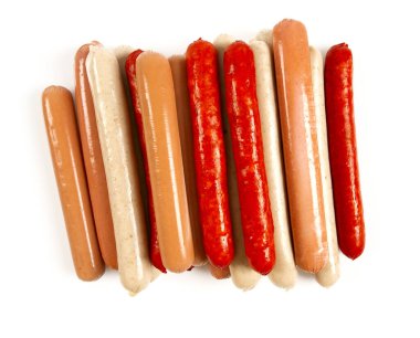 Beyaz arka planda izole edilmiş çeşitli sosisler.