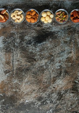 Taş yüzeyinde çeşitli fındık çeşitleri