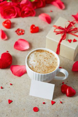 Sevgililer gününde kahve, taş yüzey.