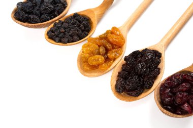Beyaz zemin üzerinde kuru meyveler (erikler, kuru üzümler, kızılcıklar) izole edilmiş