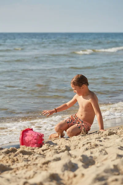 Çocuklar Kumsalda Oynuyor Kumdan Kaleler Yapıyorlar — Stok fotoğraf