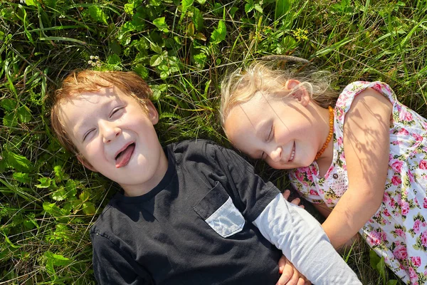 Niños Felices Acostados Hierba Disfrutando Del Verano —  Fotos de Stock