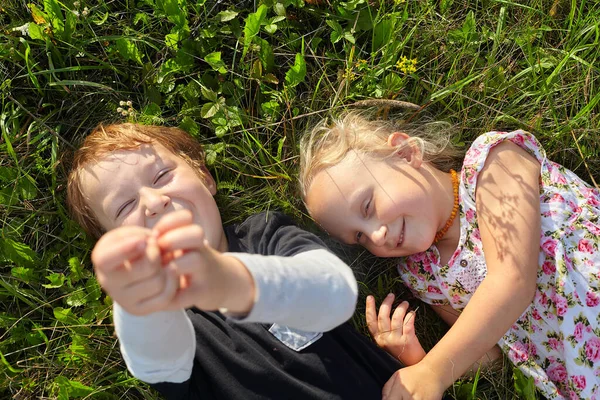 Glückliche Kinder Die Auf Gras Liegen Und Den Sommer Genießen — Stockfoto