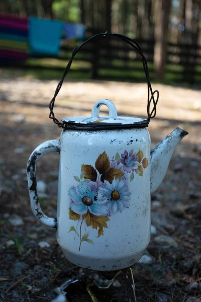 Eine Alte Metallische Teekanne Auf Dem Campingplatz — Stockfoto