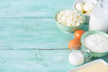 Turkuaz yüzeyinde süt ürünleri