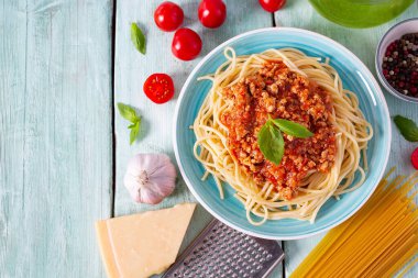 spagetti bolognese domates ve fesleğen ile