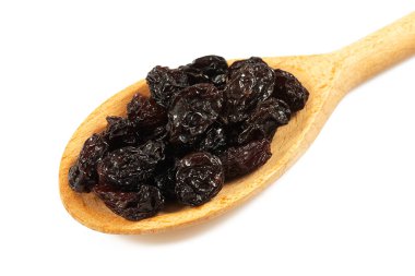 Beyaz arka planda izole edilmiş koyu üzümler