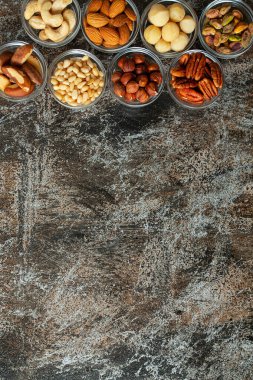 Taş yüzeyinde fındık çeşitleri, metin için üst görünüm ve kopyalama alanı