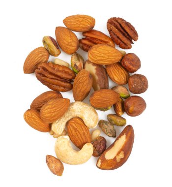 çeşitli fındık karışımları beyaz arkaplanda izole edilmiş, kapat