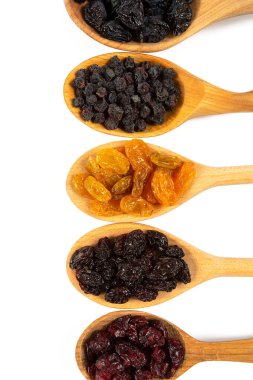 Beyaz zemin üzerinde kuru meyveler (erikler, kuru üzümler, kızılcıklar) izole edilmiş