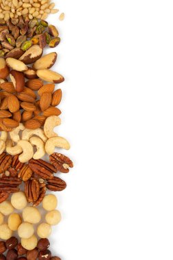 Beyaz arka planda izole edilmiş fındık çeşitleri, kapatın
