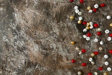 Koyu gri taş yüzeyde renkli çan sesleri