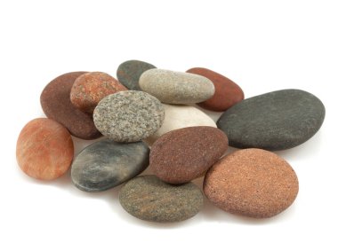 Beyaz arka planda izole edilmiş deniz çakıl taşları.