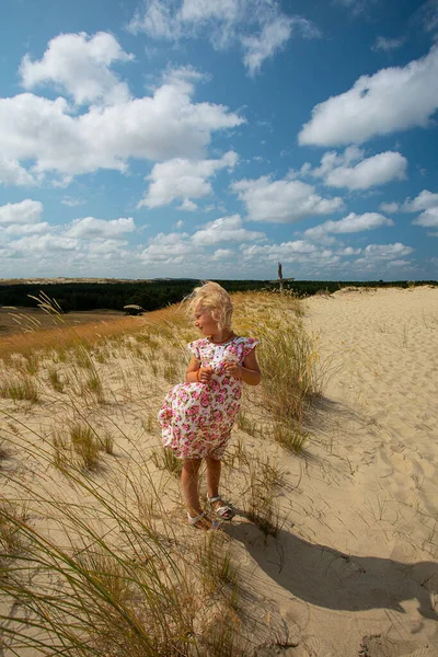 Güzel Küçük Bir Kız Elbise Deniz Kenarında — Stok fotoğraf