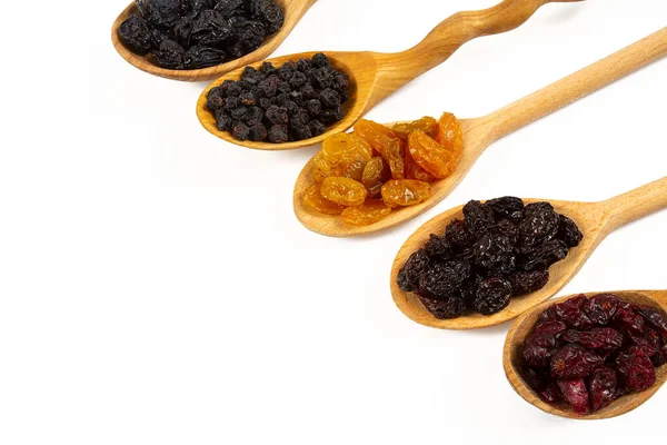 Beyaz zemin üzerinde kuru meyveler (erikler, kuru üzümler, kızılcıklar) izole edilmiş