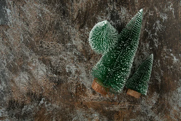 暗い石の表面に装飾的なクリスマスツリー — ストック写真