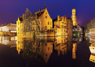 Gruuthuse Müzesi kanalda yansıyan Bruges