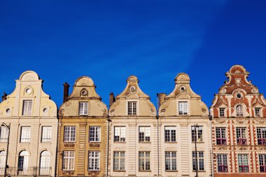 Place des Heros Arras içinde mimarisi