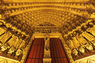 Our Lady Amiens Katedrali girişine  