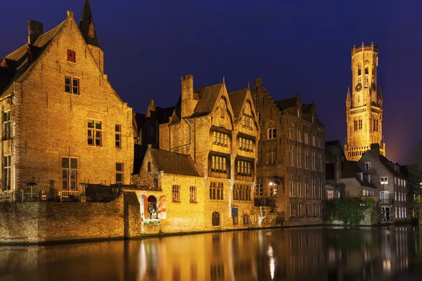 Belfort van Brugge tot uiting in het kanaal — Stockfoto