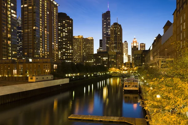 Kanal boyunca Chicago mimarisi — Stok fotoğraf