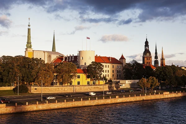 Horizonte de Riga em todo o rio Duína Ocidental — Fotografia de Stock