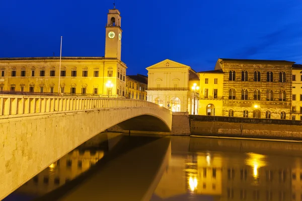 Architecture de Pise avec la tour de l'horloge — Photo