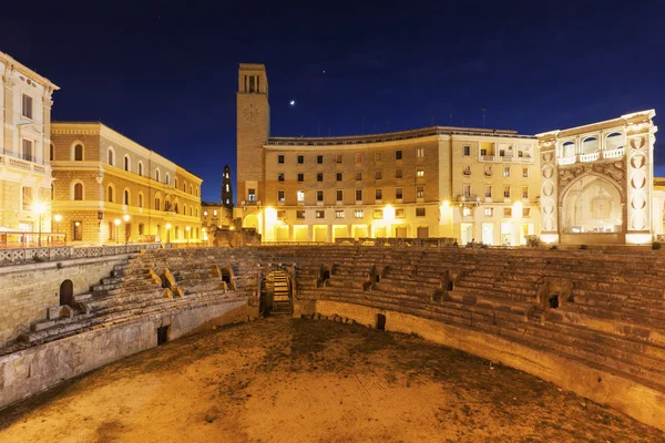 Piazza Santo Oronzo a římský amfiteátr v Lecce — Stock fotografie