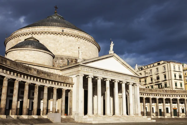 Piazza Plebiscito em Nápoles com a Igreja San Francesco di Paola — Fotografia de Stock