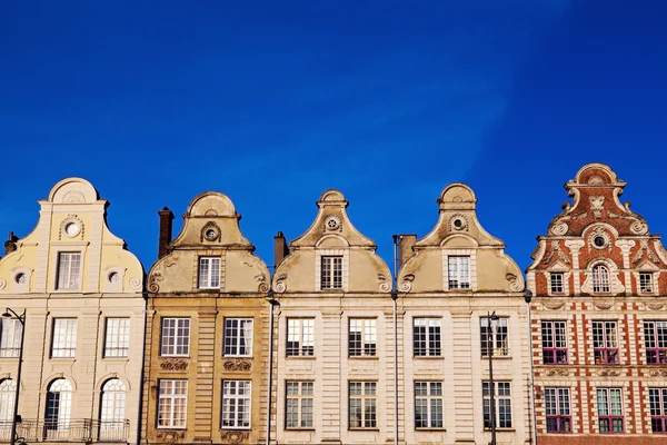 Place des Heros Arras içinde mimarisi