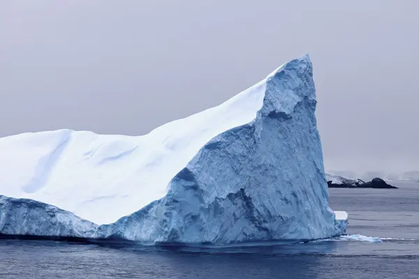 Schwimmender Eisberg in der Antarktis — Stockfoto