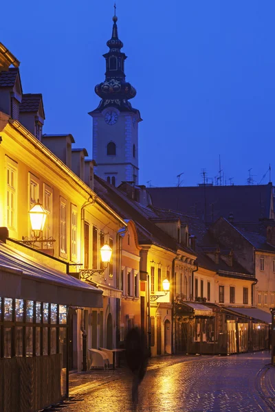 Gatorna i gamla stan i Zagreb och St. Mary's Church — Stockfoto