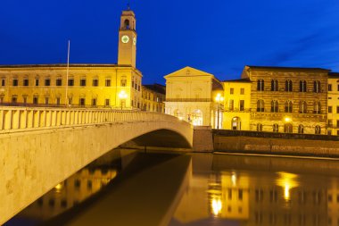 Pisa mimarisi ile Saat Kulesi