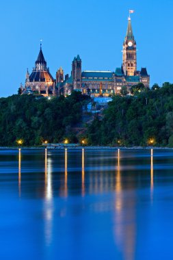 Barış Kulesi ve Ottawa Parlamento Binası