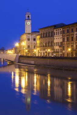 Pisa mimarisi ile Saat Kulesi