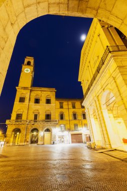 Pisa mimarisi ile Saat Kulesi