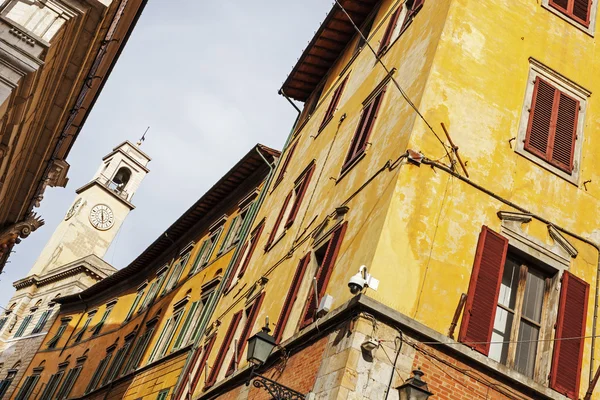 Красочная архитектура Пизы с часовой башней — стоковое фото