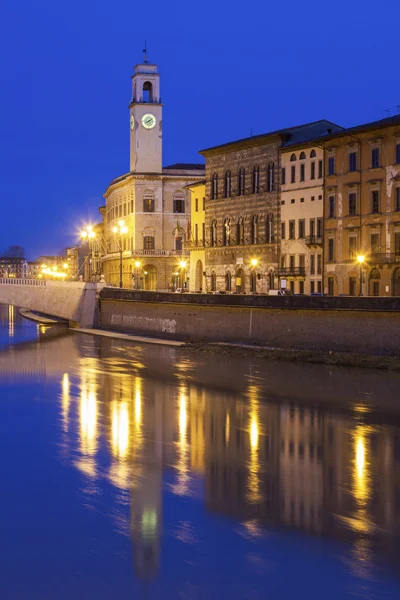 Architecture de Pise avec la tour de l'horloge — Photo