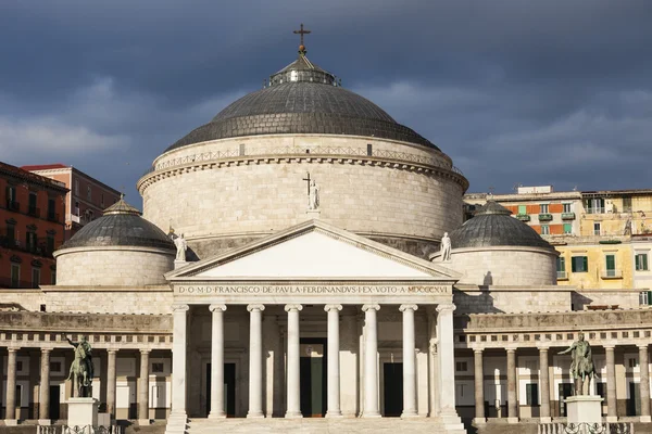 Piazza Plebiscito en Nápoles con la Iglesia de San Francesco di Paola — Foto de Stock