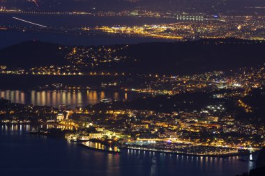 Beaulieu-sur-Mer ve Nice uzak görünümünü gün batımında
