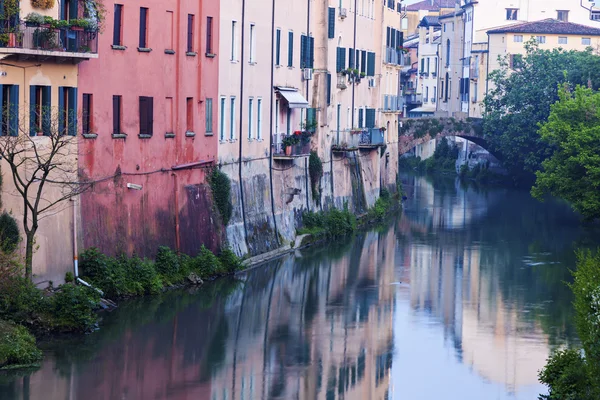 Arquitectura de Padua a lo largo del canal — Foto de Stock