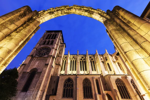 Catedral de San Juan y ruinas antiguas en Lyon — Foto de Stock