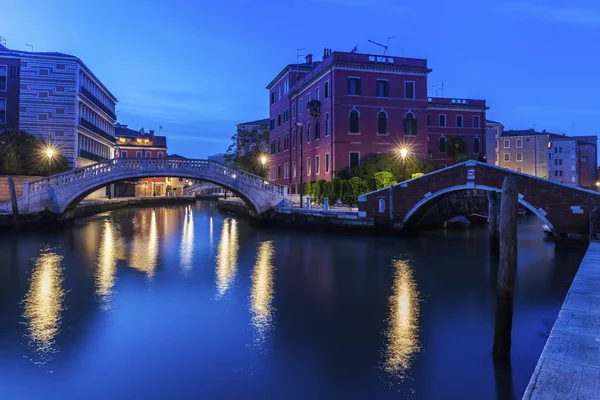 Venezianische Kanäle bei Nacht — Stockfoto