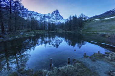 Mavi göle yansıyan Matterhorn