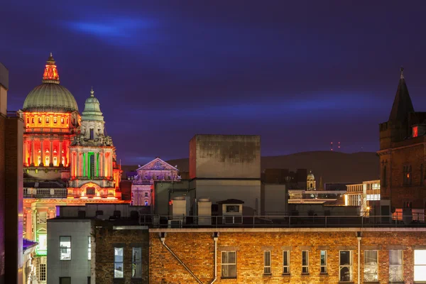 Arquitetura de Belfast com Câmara Municipal iluminada — Fotografia de Stock