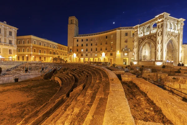 Piazza Santo Oronzo ja Anfiteatro Romano Leccessä — kuvapankkivalokuva