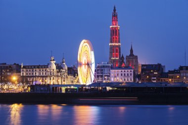 Antwerp Scheldt nehrin karşısındaki Panoraması