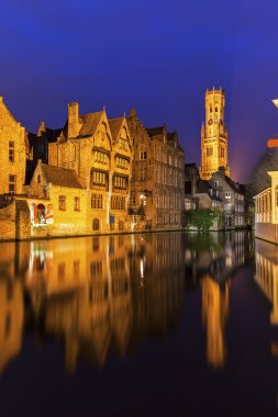 Gruuthuse Müzesi kanalda yansıyan Bruges